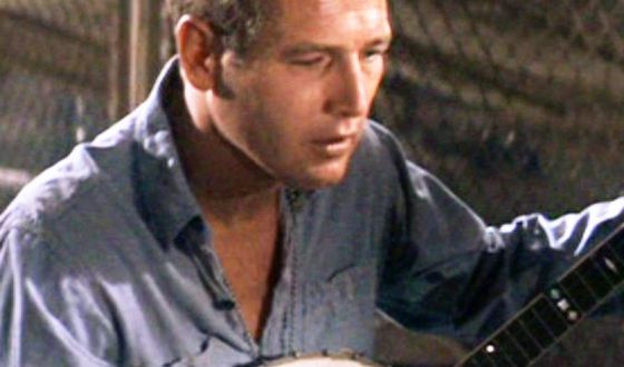 goosebumpmoment about paul newman sings with his banjo in the movie “cool hand luke”